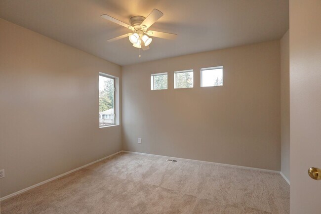 Building Photo - Beautiful 3bd, 2.5ba Home in Klahanie Available!