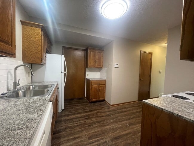 Building Photo - Nice Town Home in Bellevue!