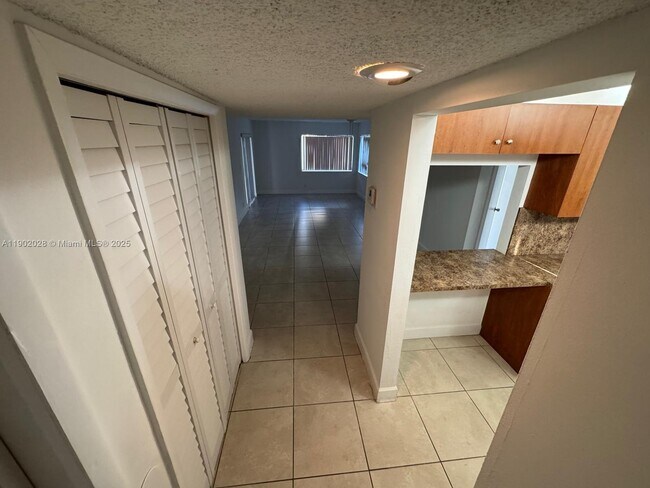 Building Photo - 161 Lakeview Dr