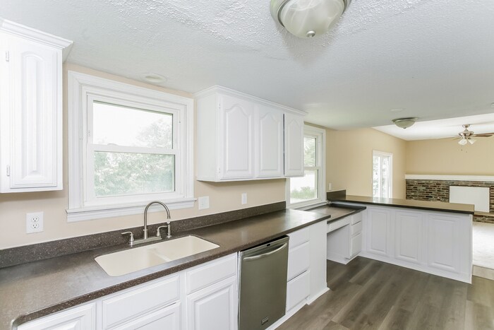 Building Photo - 1808 Forsythia Dr