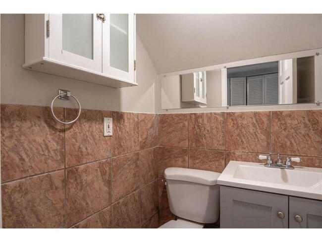 Building Photo - 1333 E Pacific St