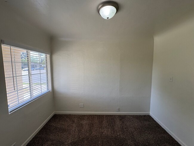 Building Photo - Charming NW Visalia Home Available Now!