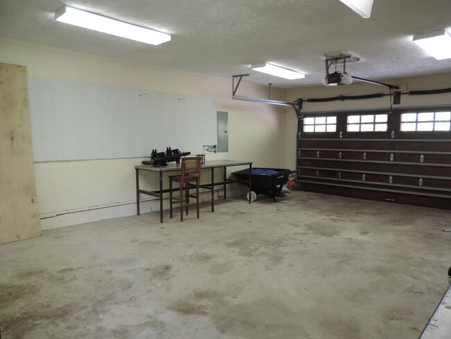 Building Photo - Beautiful Mission-Style Home! Lots of Yard for Play!