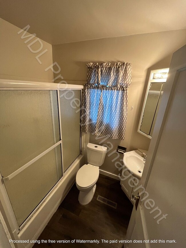 Building Photo - 2 Bedroom Home with 2 Car Garage & Fenced ...
