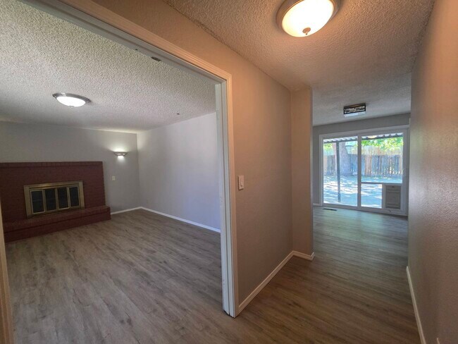 Building Photo - 7113 W Arrowhead Ave