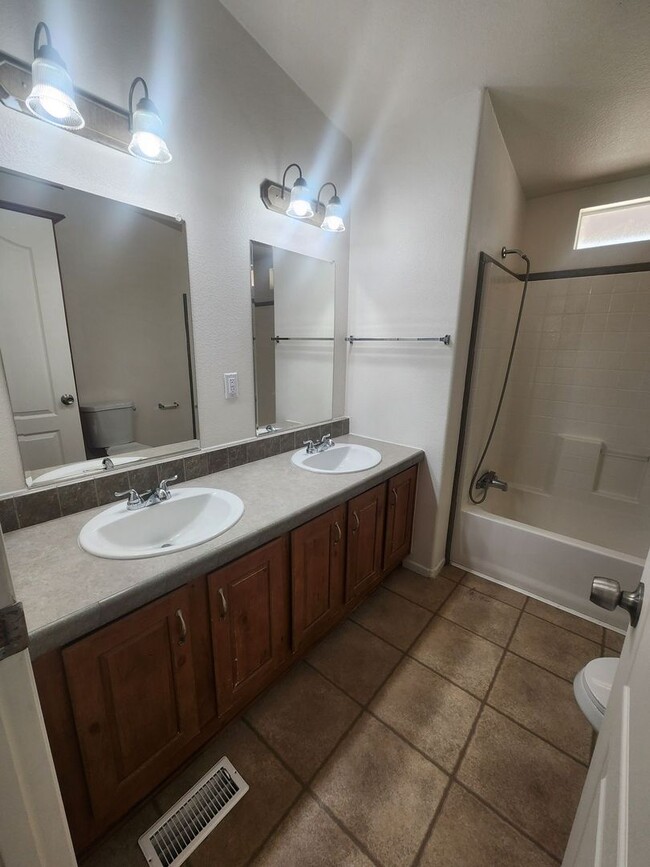 Building Photo - 4 Bedrooms in Hansen Tract
