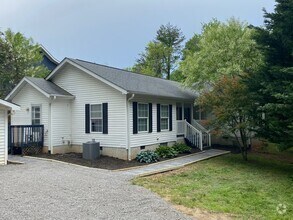 Building Photo - Spacious 4 bedroom 2 bathroom