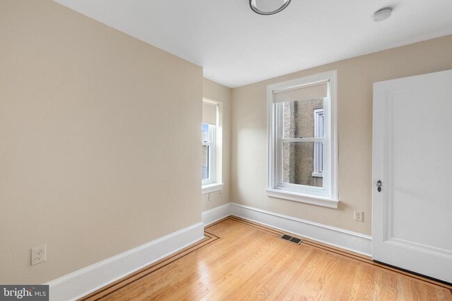 Building Photo - 309 E Girard Ave