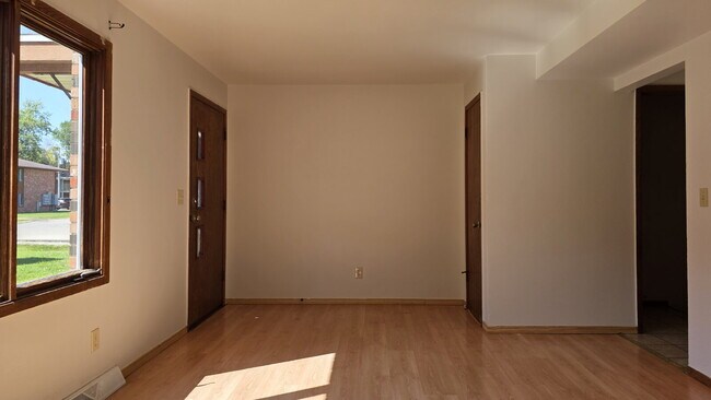 Building Photo - "3-Bed Townhouse with 1.5 Baths in Appleton!