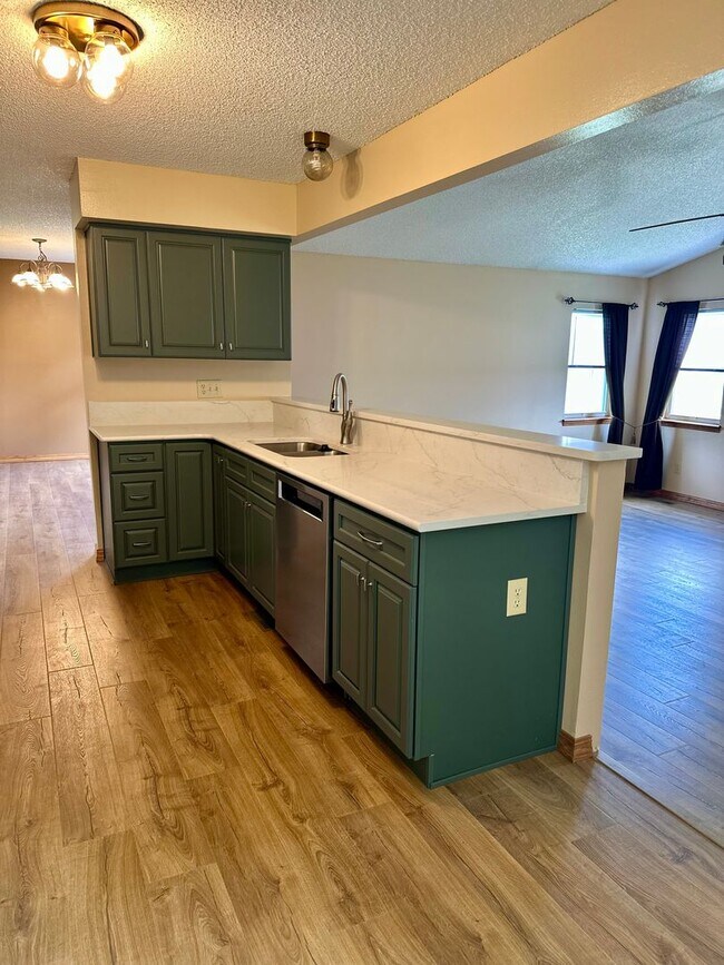 Building Photo - Spacious 4BD w/ A/C in Desirable Briargate...