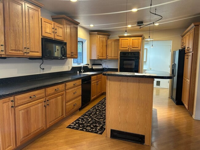 Building Photo - Century 21 Gold Rush - 3 bed, 2.5 bath (Fa...