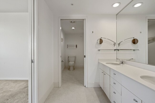 Building Photo - Light Filled 2 Bed, 2 Bath South Beach Por...