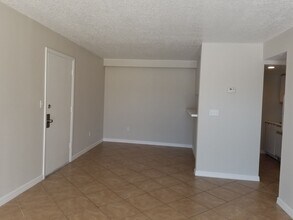 Building Photo - Condo 1 bedroom 1 bath