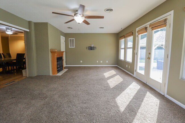 Building Photo - 2 Bed | 3 Bath with In-Ground Pool in Cent...