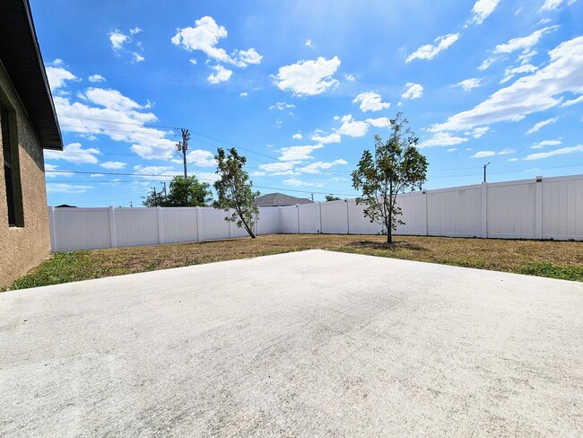 Building Photo - Stunning 3 Bed / 2 Bath Duplex w/ Garage –...