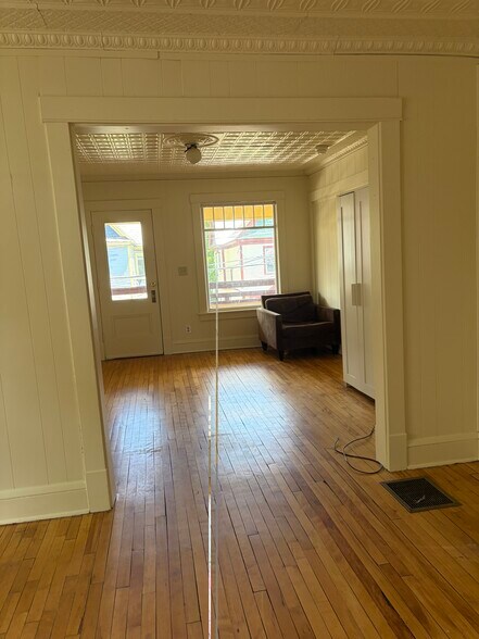 Building Photo - 31 Isham St