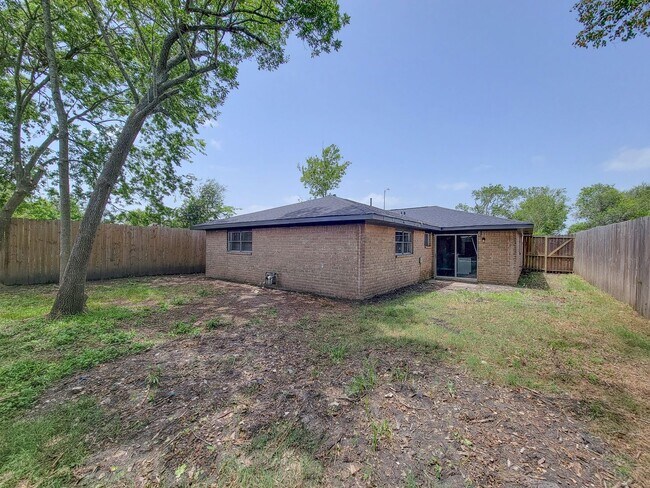 Building Photo - REMODELED 4 BEDROOM 2 BATH LEASE HOME IN H...
