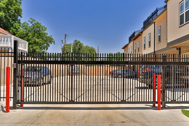 Building Photo - 3 Bed 3 Bath with rooftop Deck!