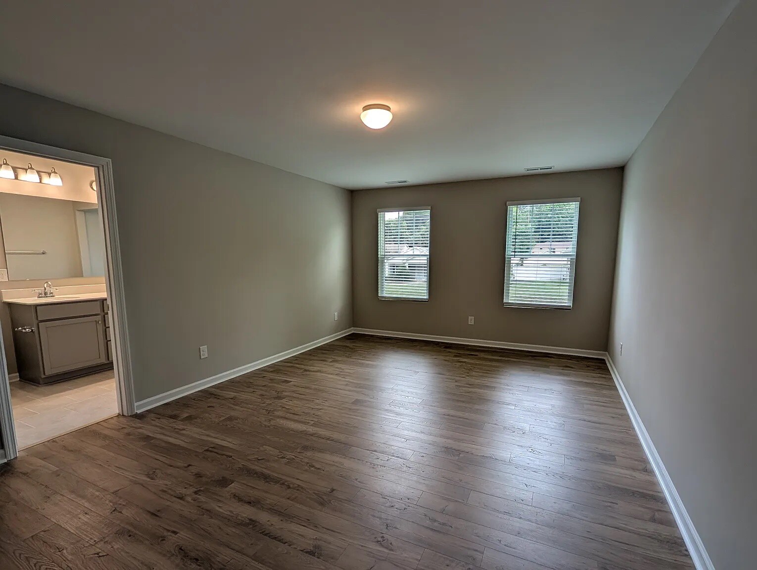 Building Photo - Room in Townhome on Reeves St