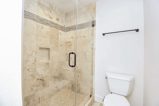 Building Photo - 413 W 10th St