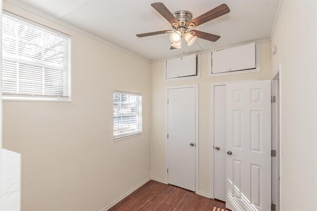 Building Photo - 103 Hackberry Ln
