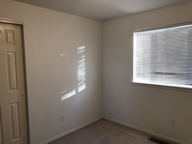 Building Photo - 944 NW Oak Pl