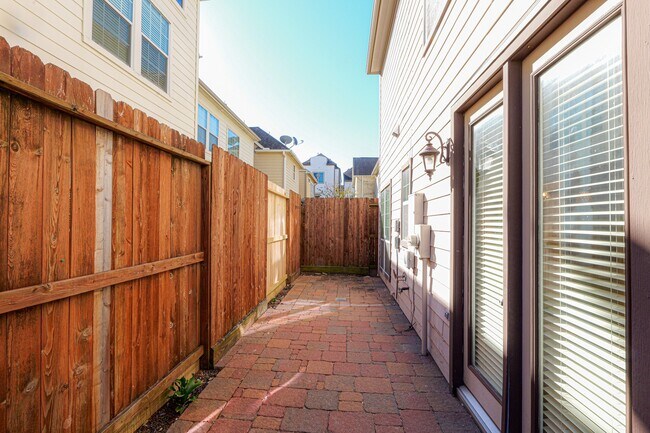 Building Photo - 1314 Sherwood Springs Ln