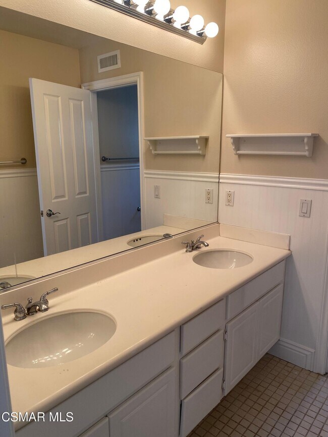 Building Photo - 2559 Parade Ave