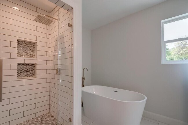 Building Photo - 818 Silvergate Dr