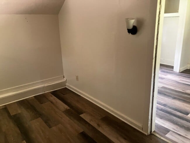 Building Photo - Quiet 1 Bedroom Country Cottage in Rural S...