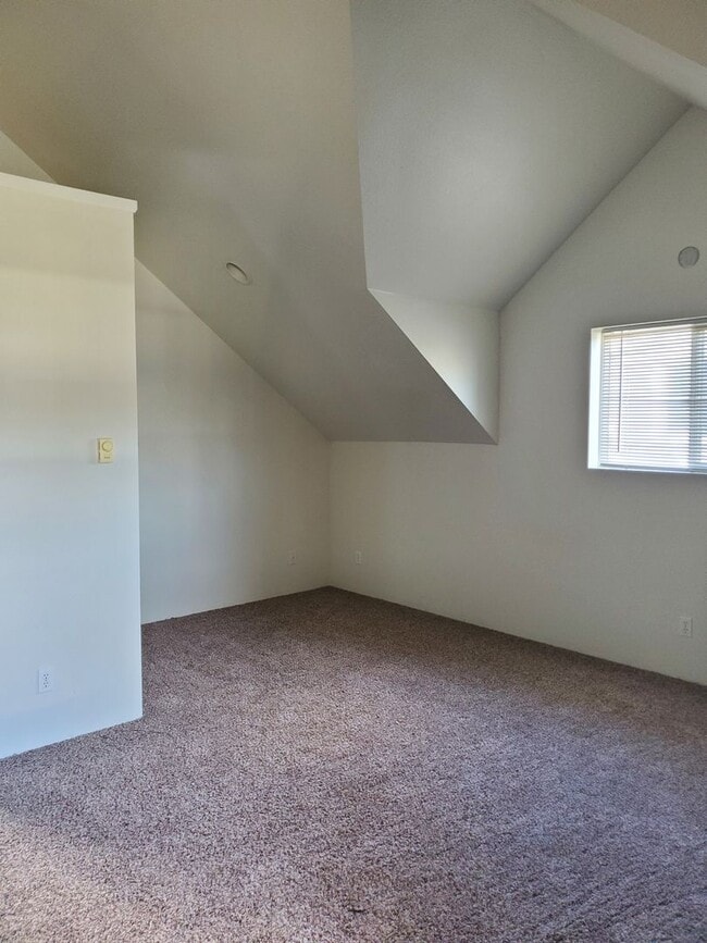 Building Photo - Large 1 Bedroom Home