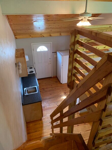 Building Photo - 1112 Cardinal St #112