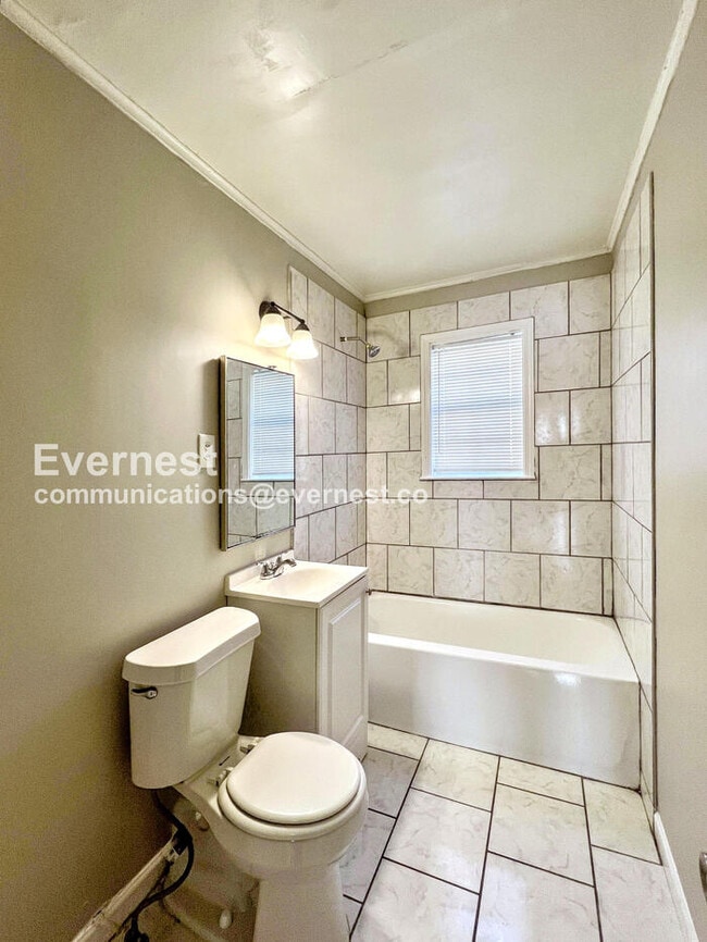 Building Photo - 3 Bed/2 Bath Home with Off Street Parking / Pet-Friendly / Vouchers Accepted / Available Now!