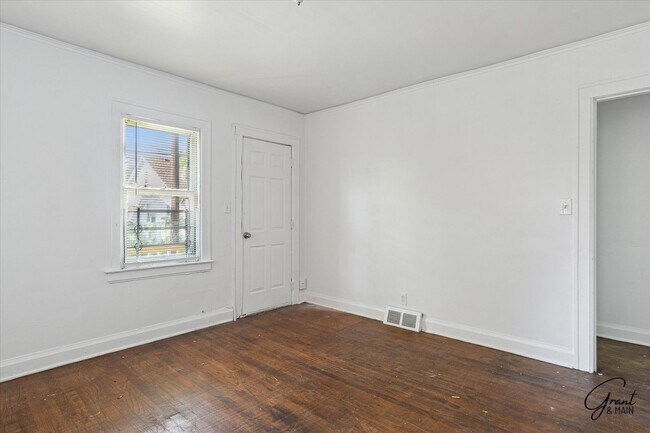 Building Photo - 10343 Crocuslawn Ave