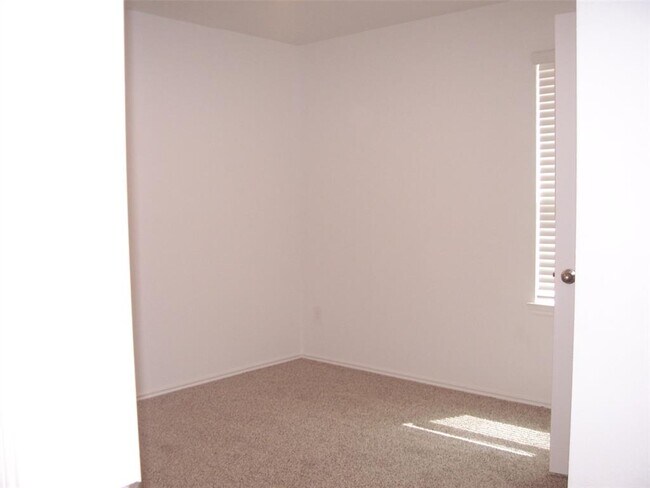 Building Photo - 5015 Rosevine Way