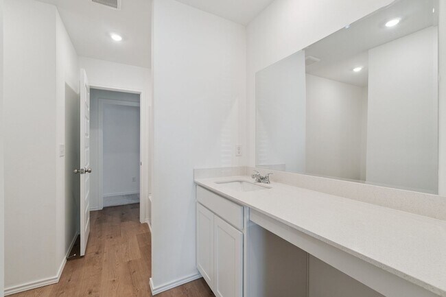 Building Photo - Edmond Rental