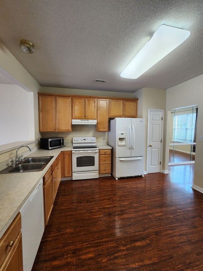 Building Photo - Comfortable 3BD, 2.5BA North Raleigh Townhome with HOA Amenities