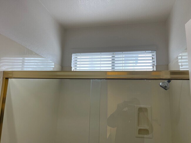 Building Photo - 3br/2ba Home on corner lot