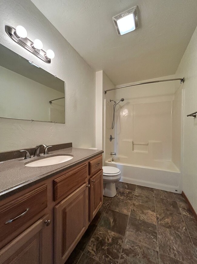 Building Photo - 2 bed, 1 Bath in Hamilton. Includes one ca...