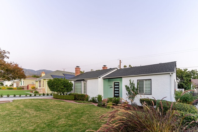 Building Photo - 640 E Valencia Ave