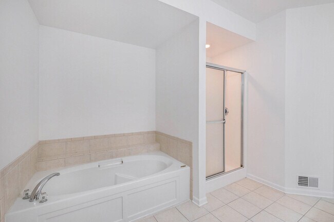 Building Photo - 2925 N Knightsbridge Cir
