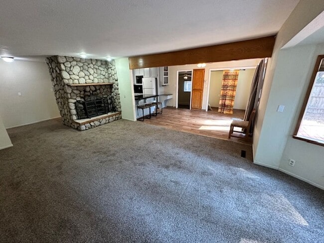 Building Photo - Single level home w/ 3Bd and 2 Ba! Availab...