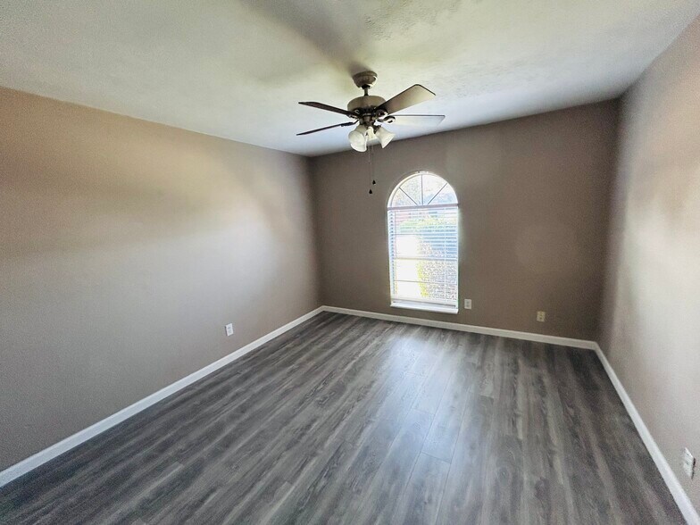 Building Photo - 511 Hanover Dr