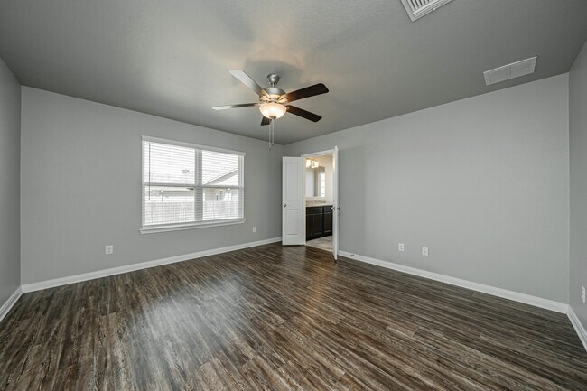 Building Photo - 611 Fallbrook Dr
