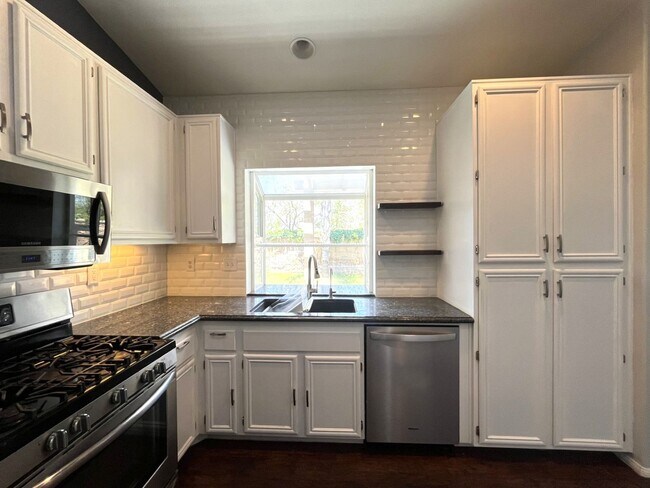 Building Photo - 3 bed, 2 bath located in Corona, CA!