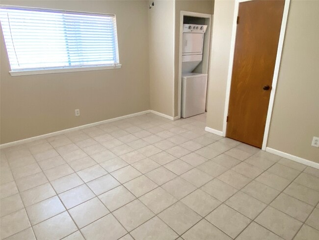 Building Photo - 10122 Shadow Wood Dr