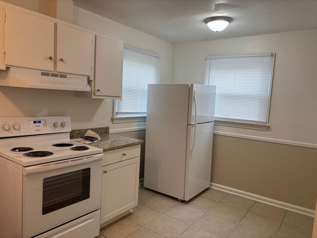 Building Photo - 3 BEDROOM, 1 BATH, 900 SQ FT, GAS HEAT, WINDOW AC