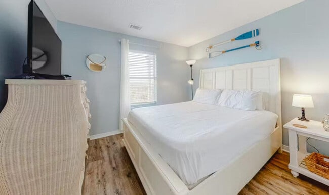 Building Photo - 572 E Beach Blvd