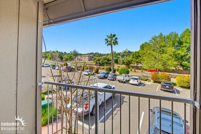 Building Photo - Charming 1Bdm 1Ba Condo with Scenic Golf Course Views at Mountain Meadow!