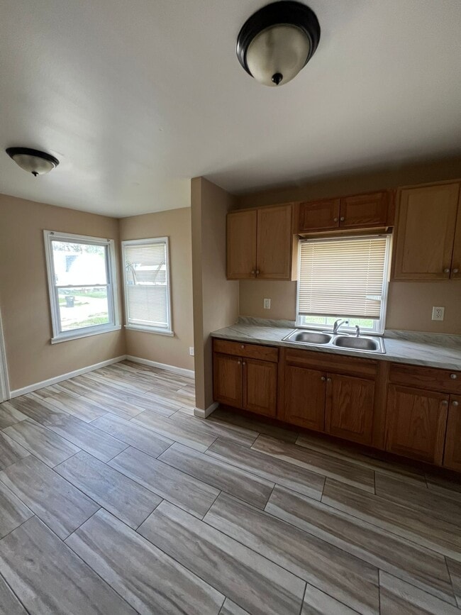 Building Photo - 8451 Rosemont Ave